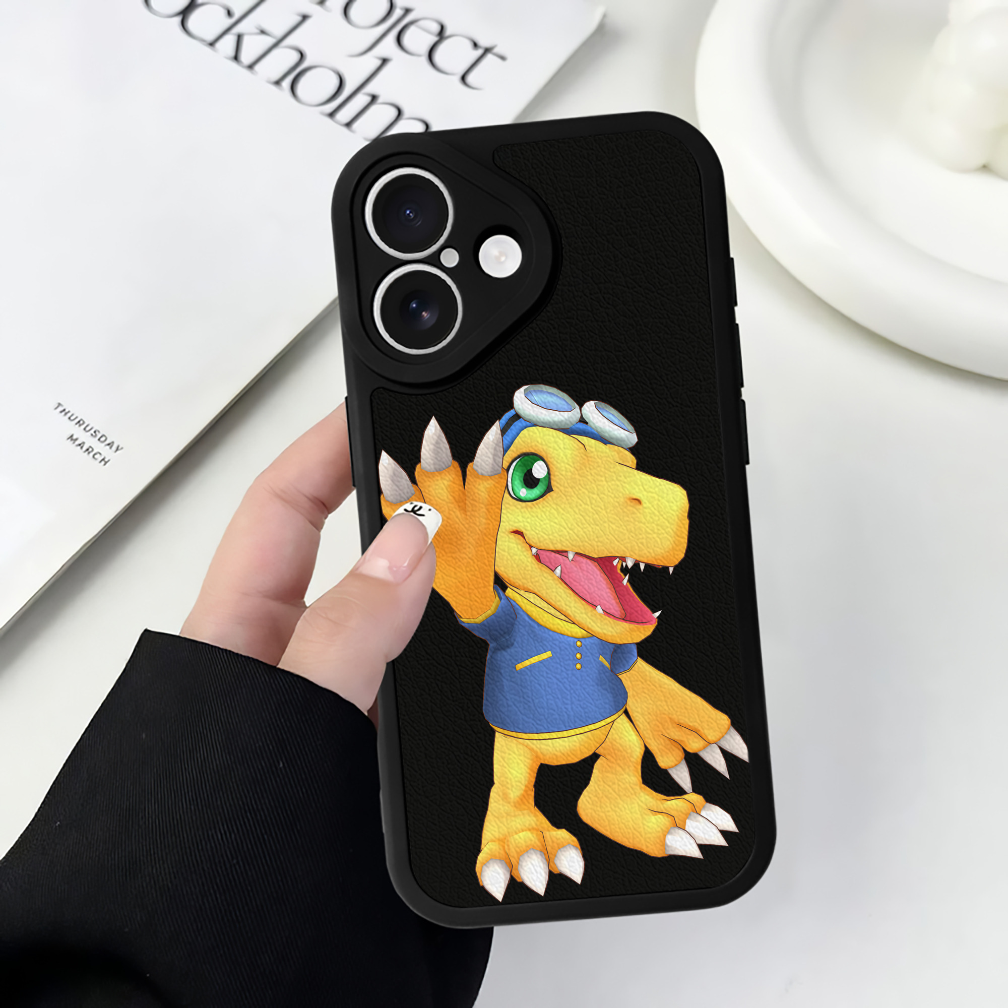 （画像用） Digimon デジタルモンスター/デジモン 【iPhone 16シリーズ対応】シリコンスマホケース（レザー調） 材質：シリコン